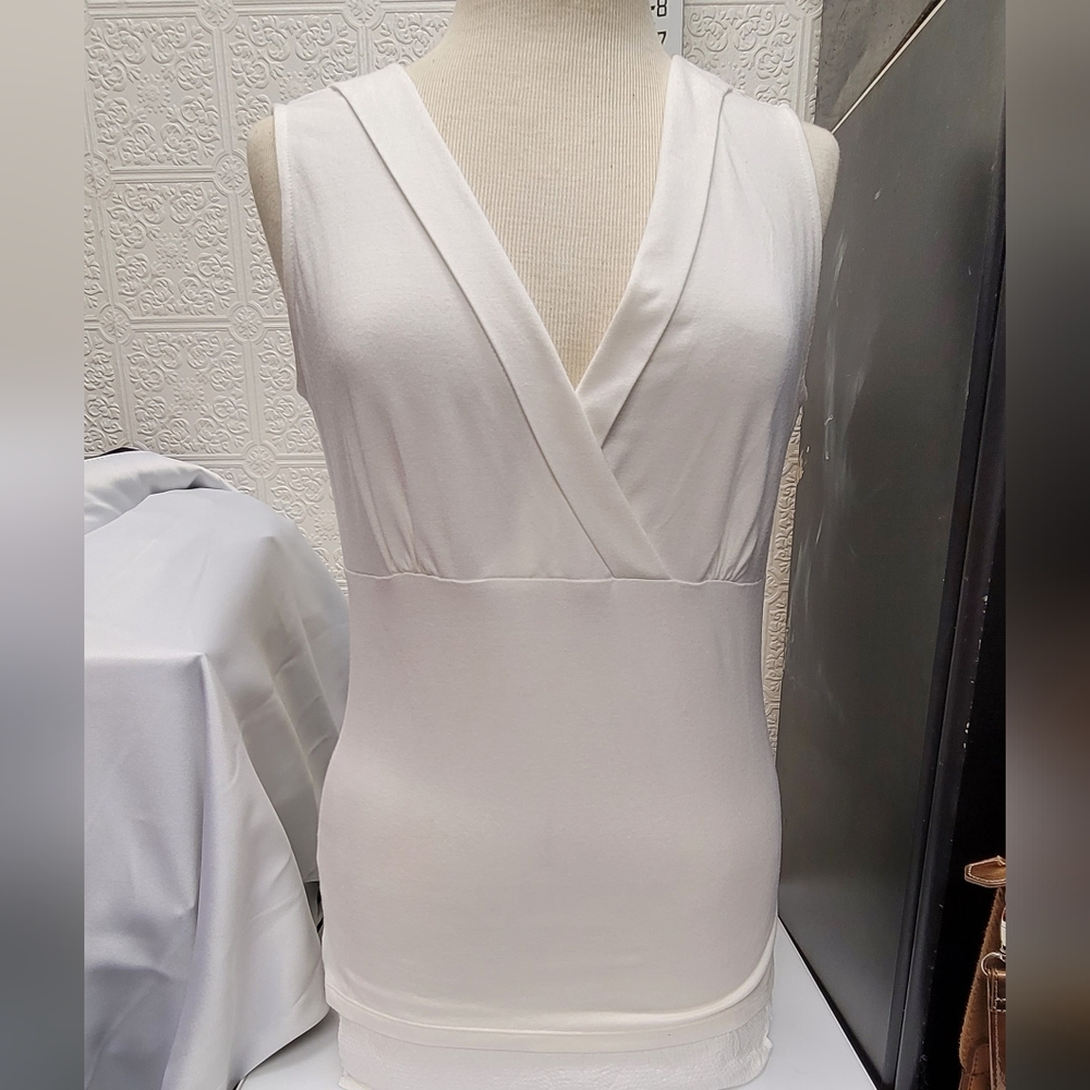 Ann Taylor Women’s Size M Winter White Slveless Blouse V-Neck Shirt